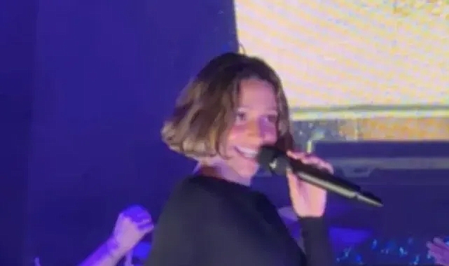 Zeynep Bastık sahne performansıyla dikkat çekti
